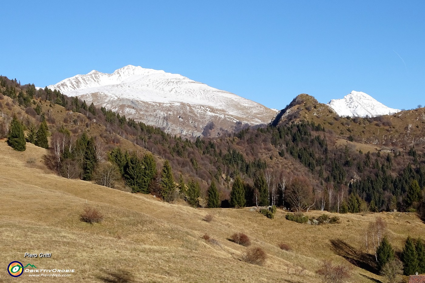 23 Zoom in Monte Castello, Menna ed Arera.JPG